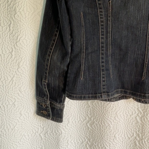 Black Jean Jacket with Fitted Silhouette and Contrast Stitching - Picture 8 of 10